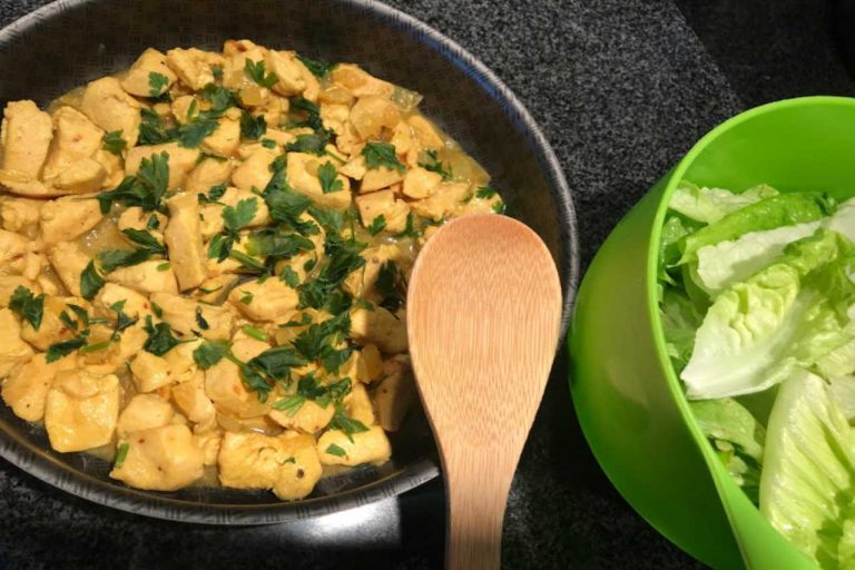 Pechuga de pollo al curry con leche de coco, para comer con verduras y yogur
