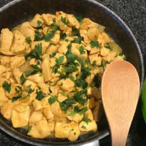 Pechuga de pollo al curry con leche de coco, para comer con verduras y yogur